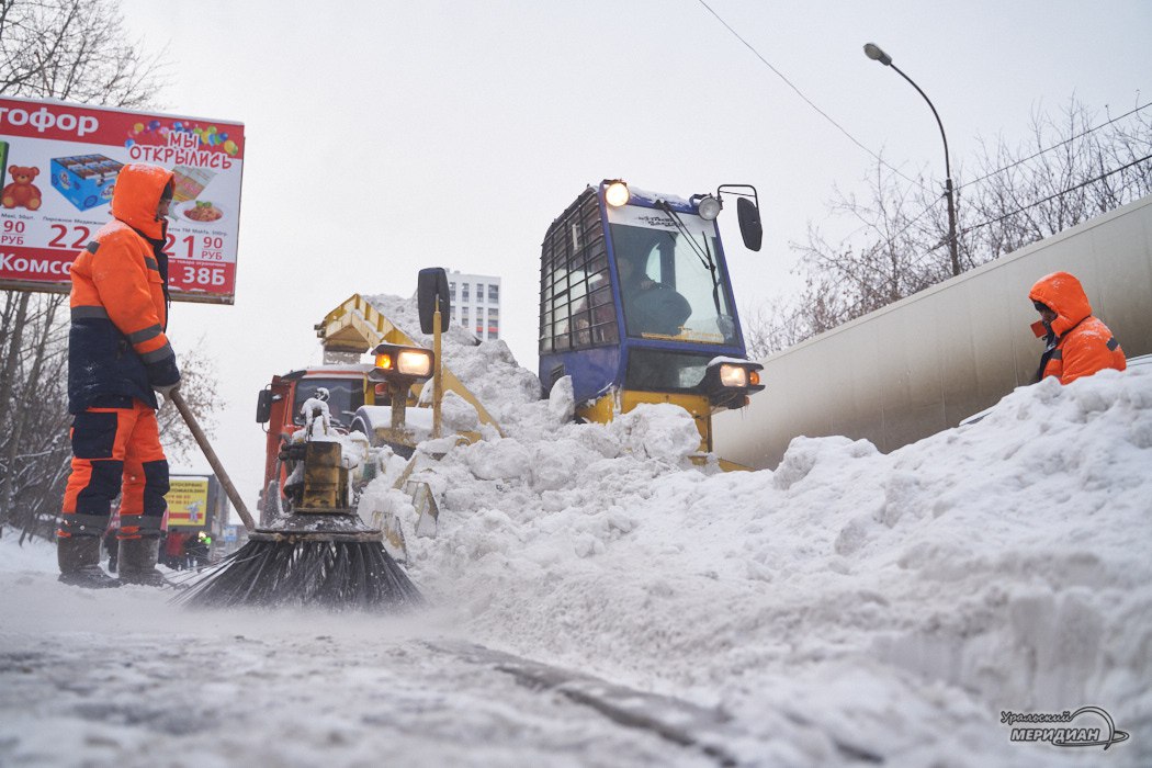 Екатеринбург готовится к зиме обновление транспорта и уборка города В городе идёт серьёзная модернизация транспорта автобусы практически полностью обновлены половина троллейбусов уже заменена и в следующем году город получит как минимум 50 новых трамваев сообщил мэр Алексей Орлов Работа по уборке и благоустройству города активизирована город выделил больше средств на содержание улиц приобретение техники и уход за зелёными зонами Орлов отметил что Екатеринбург готов к зиме а улучшение дорог разметки и озеленение продолжается Подписаться на Уральский меридиан
