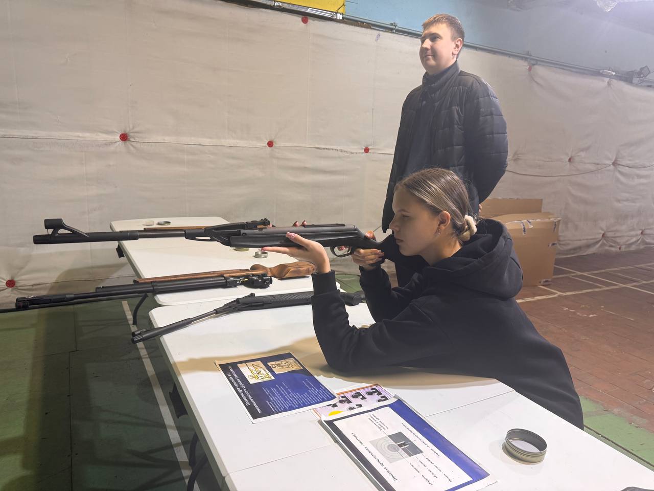 Соревнования по пулевой стрельбе ко Дню народного единства пройдут в Магадане на базе тира ДОСААФ 30 октября воспитанники центра Перспектива и учащиеся гвардейских классов выяснят кто самый меткий Спортсмены будут состязаться в командном зачёте выполняя упражнения по стрельбе из положения сидя Мы ждем от всех участников собранности точности и честной спортивной борьбы Эти соревнования не только проверка навыков но и отличная возможность сплотиться почувствовать дух единства который и олицетворяет этот праздник поделился ожиданиями судья соревнований педагог центра Перспектива Дмитрий Тюбин Современное оборудование тира на котором пройдут состязания было приобретено в рамках реализации нацпроекта Образование Начиная с 2025 года подобные мероприятия соответствуют целям и задачам нового национального проекта Молодёжь и дети направленного на всестороннее развитие подрастающего поколения укрепление патриотических ценностей и формирование здорового образа жизни Организатор образовательный центр Перспектива Фото архив центра Перспектива Наши новости быстрее в MAX gov49