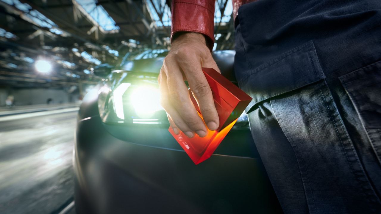 BMW расширяет линейку фирменной парфюмерии У BMW Fragrances вышли три новых аромата вдохновлённых автомобилями серии М 1972 1985 и 2025 Александр Розенбаум такой нейминг точно одобряет 1972 это год основания серии BMW M и запуска автомобиля 3 0 CSL композиция сочетает в себе яркие цитрусы с травяной свежестью 1985 год выхода M3 E30 сочетающий яблочные ноты с древесной амброй 2025 настоящее и год выхода нового М5 G90 здесь трендовый розовый перец звучит в компании современного дерева Это не первые ароматы у BMW автомобильный бренд начал осваивать парфюмерию в начале этого года выпустив линейку The Scent Of из двух ароматов Amberness и Bergamood В отличие от последнего запуска техногенного и современного первые два аромата подчёркивали единение ретро автомобиля и природы благодаря ассоциациям со старым кожаным салоном и садом вокруг Все пять вышедших ароматов BMW позиционируются как унисекс хотя кампания линейки М всё же сугубо мужская Это не первый раз когда автомобильный бренд выходит в парфюмерию Например в этом году мы уже рассказывали об ольфакторных экспериментах Rolls Royce   Цена красоты