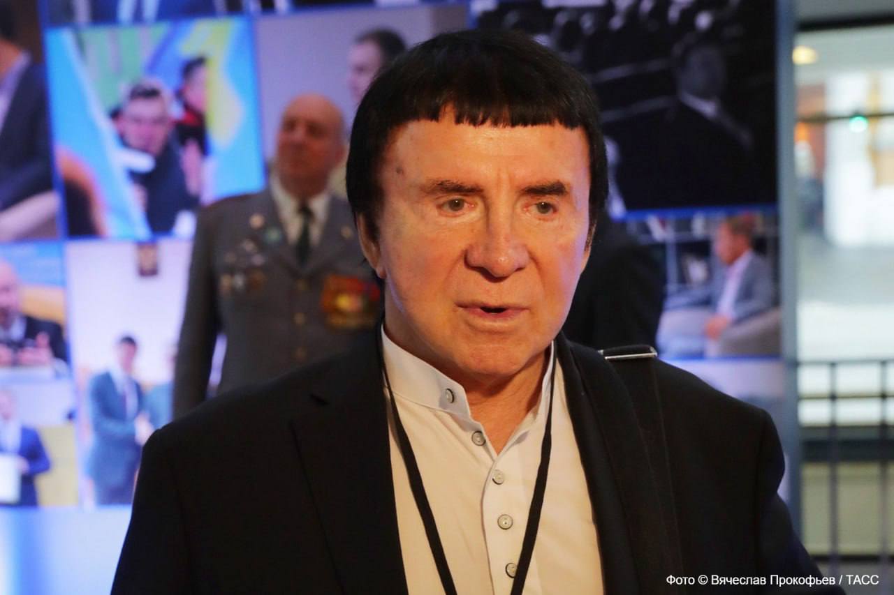 Слухи о госпитализации Кашпировского опровергли В СМИ появилась информация что известный экстрасенс Анатолий Кашпировский попал в больницу с осложнениями на фоне онкологии Но его директор Сергей в разговоре с Абзацем категорически опроверг это У Анатолия Михайловича все в порядке он в добром здравии Слава богу у него нет даже сезонной простуды По его словам экстрасенс находится в Москве и продолжает работать в обычном режиме   Подпишитесь на Абзац TG VK Дзен MAX Rutube