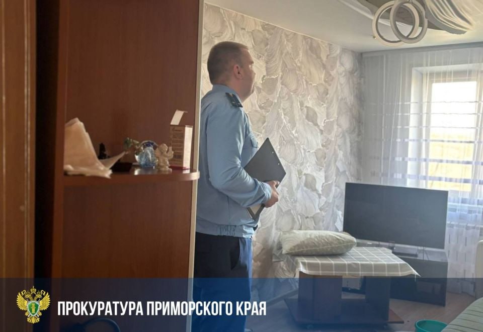 Порыв труб во Владивостоке обернулся потопом в жилом доме Порыв теплосетей снова затопил многоквартирный дом на улице Борисенко во Владивостоке Утром 24 октября вода залила жилые помещения после аварии на участке трубопровода Жильцы сообщили о происшествии в экстренные службы а на место выехали специалисты для ликвидации последствий Из за серьёзных повреждений дом остался без тепла а часть квартир пострадала от воды Прокуратура города организовала проверку чтобы установить причины аварии и оценить как управляющая компания исполняет свои обязанности Надзорное ведомство контролирует устранение последствий и вопросы возмещения ущерба собственникам жилья Этот дом уже попадал в поле зрения прокуратуры весной 2025 года здесь также произошёл порыв теплосетей Тогда после вмешательства надзорного органа участок трубы был заменён а виновное лицо оштрафовано Если у вас есть новость пишите нам в чат бот