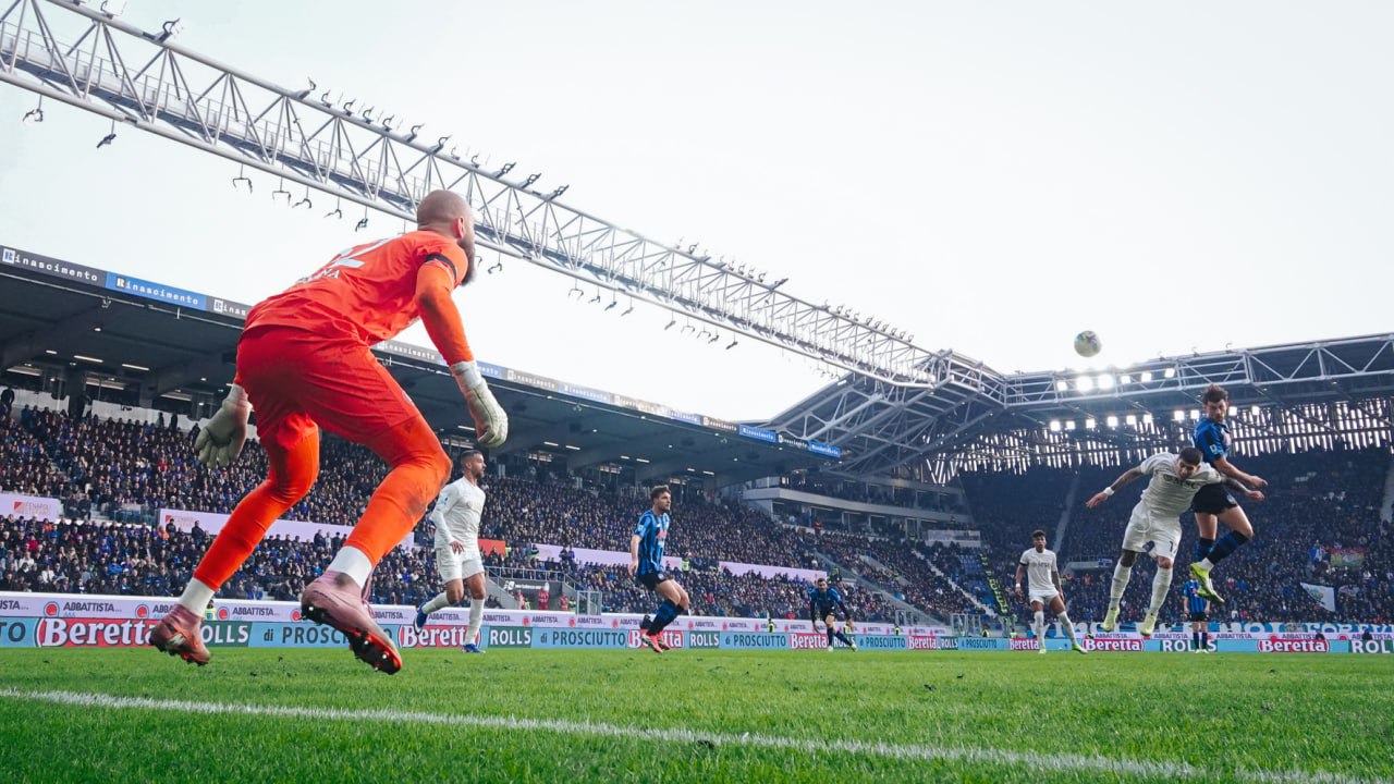 Жена ударила мужа ножом во время матча Аталанта Наполи 40 летний болельщик клуба из Неаполя очень эмоционально переживал по ходу встречи и ругался на арбитров и VAR особенно в эпизоде с отмененным пенальти 35 летняя супруга посчитала что оскорбления адресованы ей и сначала бросила в мужа ножницы а затем ударила его ножом сообщает Corriere della Sera Пострадавшего доставили в больницу его жизни ничего не угрожает Подписывайтесь на РИА Новости Спорт в MAX