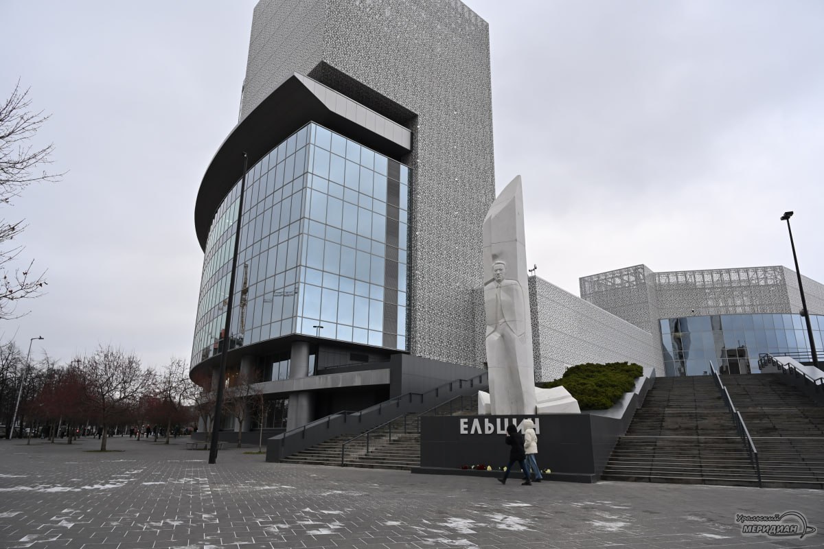 Старый Новый рок не пройдет в Ельцин Центре Организаторы столкнулись с проблемой Ельцин Центр отказал в проведении Старого Нового рока 11 января 2026 года Представитель команды фестиваля связал это решение с инцидентом 2021 года когда на фестивале Ночь музыки основатель группы Агата Кристи Вадим Самойлов позволил резкие высказывания в адрес сотрудников и посетителей центра В настоящее время организаторы рассматривают альтернативный вариант Центр культуры Урал сообщил один из организаторов Евгений Горенбург Подписаться на Уральский меридиан