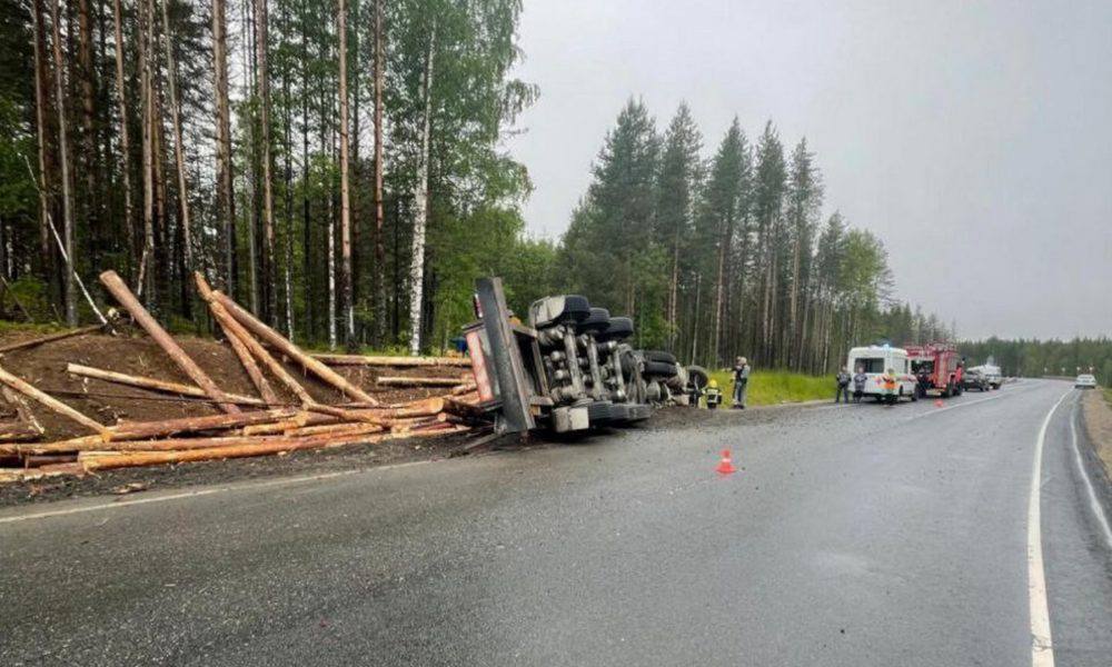 #карелия #дтп  Лесовоз опрокинулся на трассе в Карелии. Полиция выясняет  обстоятельства ДТП в Сегежском районе.  Грузовик Volvo с полуприцепом вылетел с дороги и опрокинулся. Водитель госпитализирован. На месте происшествия работали сотрудники Госавтоинспекции, обстоятельства устанавливаются.