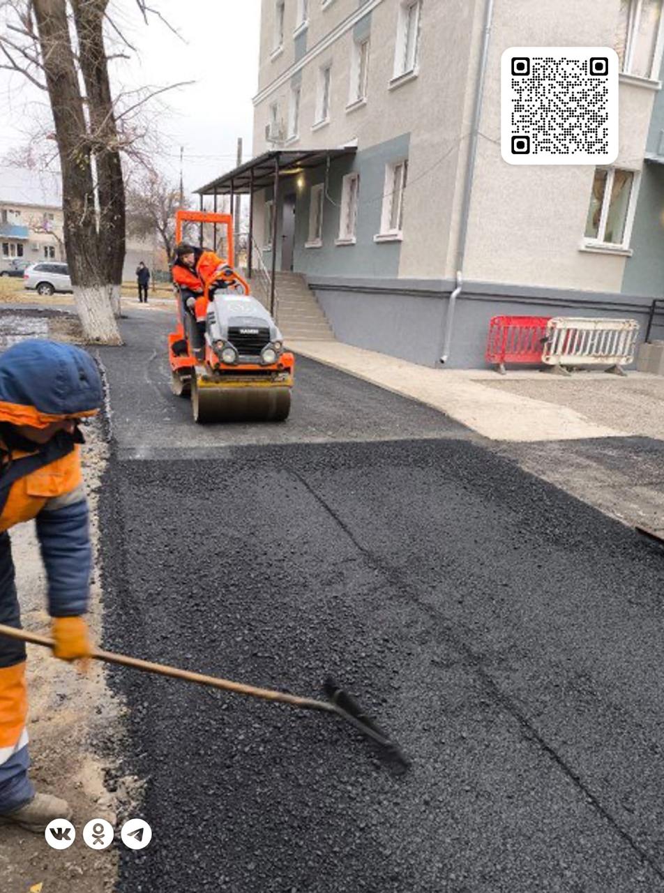 Завершено асфальтирование дороги к поликлинике на левобережье Мариуполя  Новый асфальт уложен на площади в 2 000 квадратных метров.  К восстановлению покрытия на территории, ведущей к ГБУ «ЦПМСП №5 г. Мариуполя», сотрудники МУП АГМ «Мариупольавтодор» приступили в начале прошлой недели.   Предварительно дорожники выполнили фрезерование старого асфальта и исправили профиль основания из крошки, чтобы обеспечить успешную укладку нового покрытия.  Все необходимые работы специалисты выполнили менее чем за неделю, значительно повысив комфорт для пациентов и сотрудников медицинского учреждения.