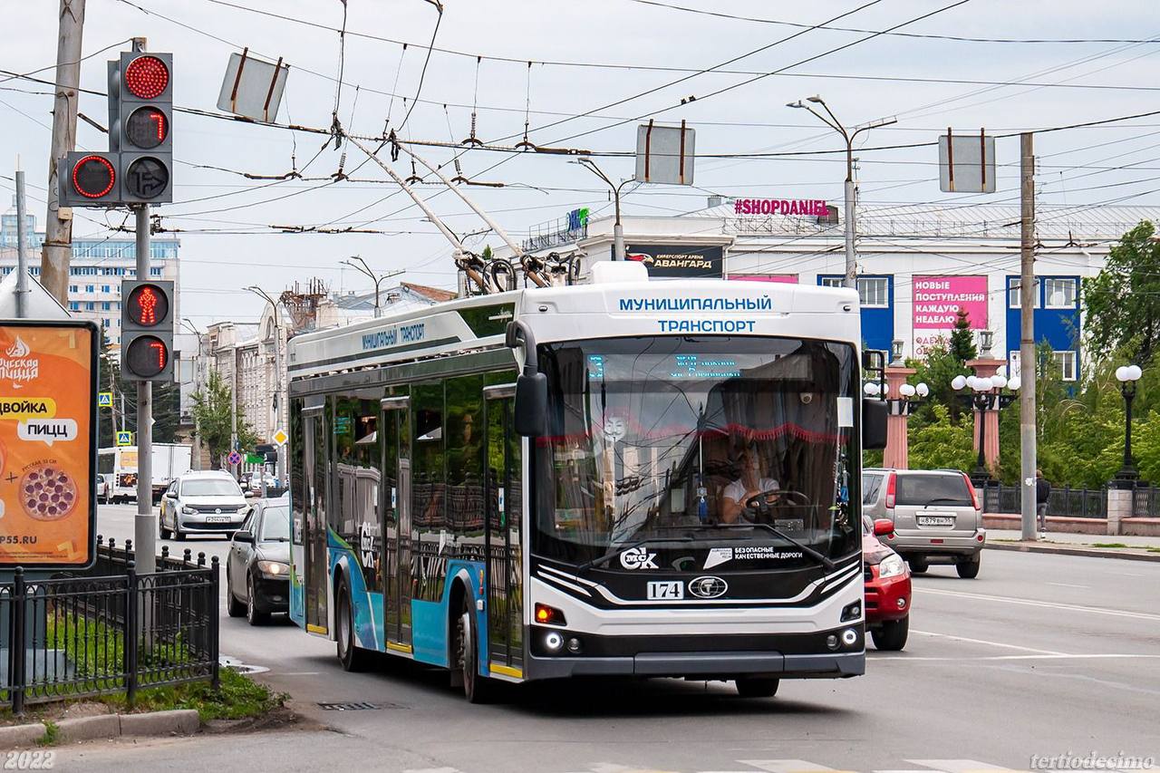 Статистика за 8 месяцев 2024 года показывает, что общее количество дорожно-транспортных происшествий в городе по сравнению с аналогичным периодом прошлого года снизилось на 5,5% — с 1258 до 1185 случаев.   Как следствие, уменьшилось число погибших и раненых в авариях — на 25,8% и 11% соответственно. При этом коэффициент тяжести последствий ДТП в текущем году по сравнению с 2023-м с 1,9 сократился до 1,6.  Отмечу, что снижение показателя аварийности в Омске связано с реализацией профильными структурами администрации комплекса мероприятий. В их числе — устранение выявленных очаговых аварийности и повышение безопасности движения вблизи социальных учреждений, в первую очередь, у городских школ.