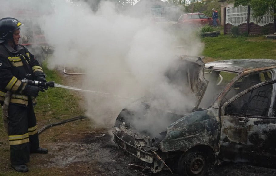 В орловском селе сгорел автомобиль Легковой автомобиль сгорел в Сосковском районе. Это следует из сообщения регионального управления МЧС России. Инцидент, по данным ведомства, произошел накануне в селе Мелихова. Тушить машину приехали четыре человека. Однако, судя по фото, авто сгорело полностью. ↗ Прислать новость Подписаться