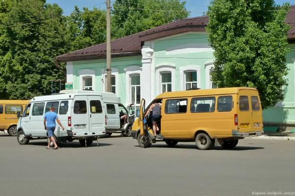 В Ливнах организатора перевозок по маршрутам №206 и №209 включили в реестр недобросовестных поставщиков исполнителей . С 1 января по 30 июня 2025 года были зафиксированы отклонения от расписания и маршрута, некорректное взимание платы за проезд по маршрутам № 206 «Автоагрегат - Ж/Д вокзал - ул. Лескова» и № 209 «Ж/Д Вокзал - пос. Набережный» . Подрчдчик ИП Ханин А.А. не реагировал на претензии, поэтому 22 июля 2025 года КУ ОО «Организатор перевозок» расторгнул контракт в одностороннем порядке, и данный ИП был включен в реестр недобросовестных поставщиков подрядчиков, исполнителей .