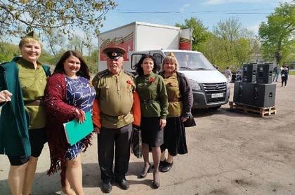 «Автопоезд Победы» продолжает колесить дорогами ДНР «Автопоезд Победы» продолжает следовать дорогами Шахтерского округа ДНР. Так, 30 апреля он посетил поселок Молодецкое с праздничной концертной программой, приуроченной к 80-летию Победы. Об этом сообщили в администрации округа. Там уточнили, что мероприятие прошло на базе автоклуба Дворца культуры города Шахтерска. Артисты из поселка Садовое порадовали зрителей стихотворениями, песнями и танцевальными номерами.