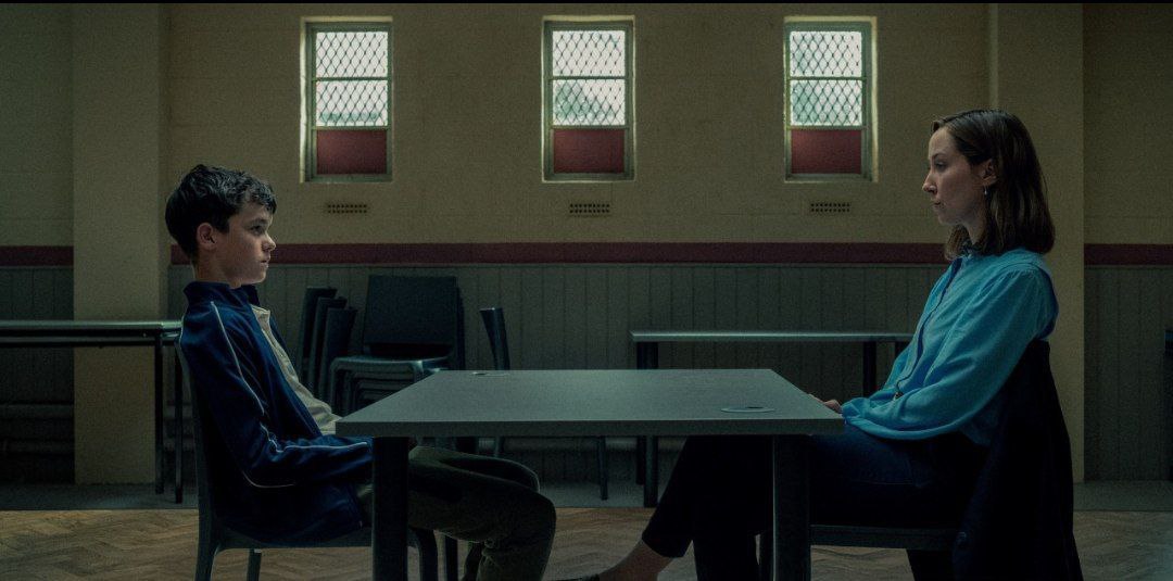 «Переходный возраст» стал вторым по популярности сериалом Netflix. Чтобы достичь 141,2 млн просмотров, ему потребовалось 80 дней. Больше только у «Уэнсдэй» с 252 млн посмотревших за 91 день. Второе место ранее занимал четвертый сезон «Очень странных дел». Недавно «Переходный возраст» получил сразу три награды на Gotham Television Awards. Высоки шансы нашумевшего британского сериала и на премии «Эмми» — номинантов объявят 15 июля.