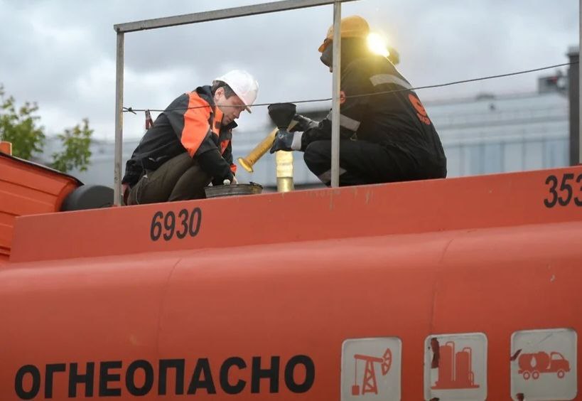 Правительство готовит экстренные меры поддержки топливного рынка бензин будут разбавлять Сообщается что среди мер для ликвидации дефицита и высоких цен на бензин будут обнулены пошлины на импорт бензина из Китая Южной Кореи и Сингапура А также временное разрешение на использование запрещенной присадки ММА она повышает октановое число бензина улучшает качество но ухудшает экологичность выхлопа Также будет снят акциз на этиловый спирт чтобы сделать выгодным выпуск АИ 92 с добавлением спирта NewsEconomics