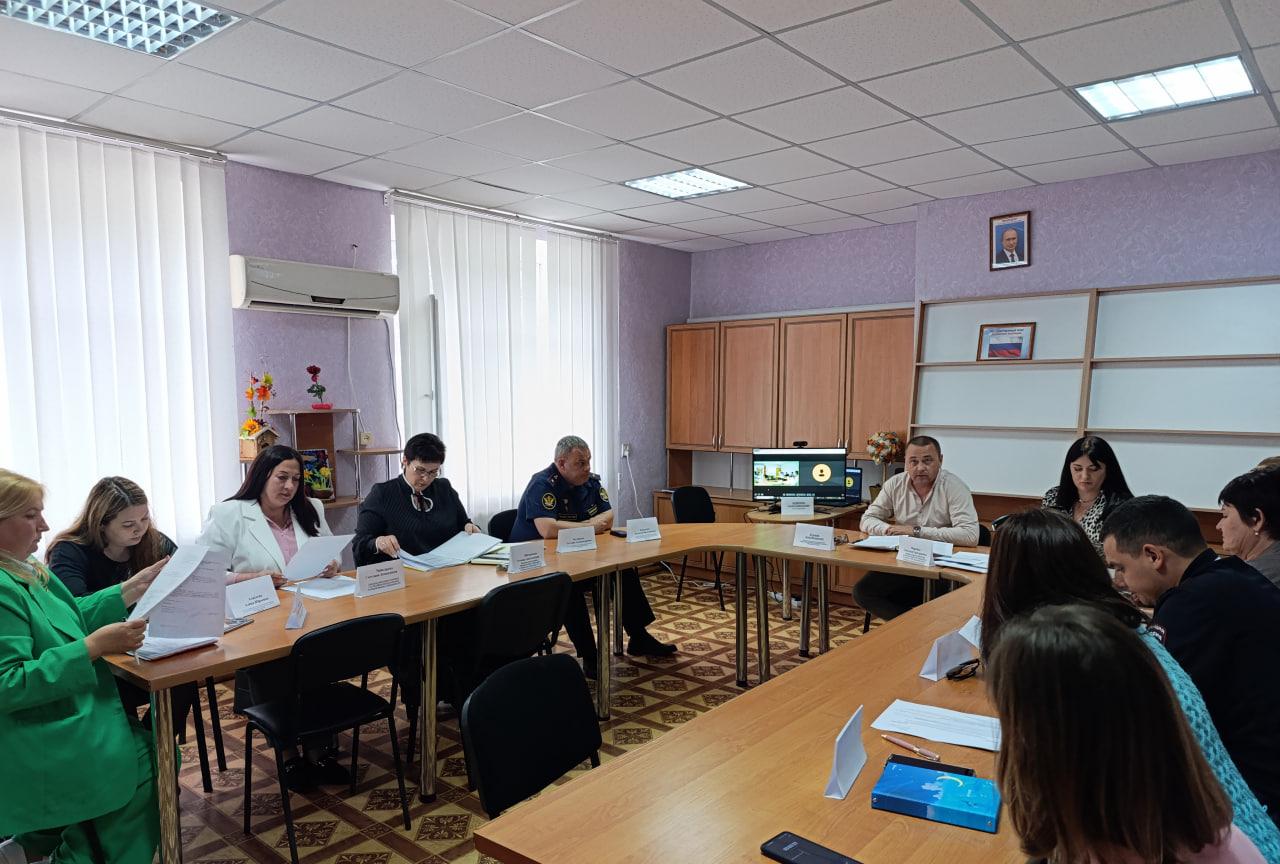 В Чаплинском муниципальном округе состоялось очередное заседание комиссии по делам несовершеннолетних и защите их прав В ходе заседания члены комиссии рассмотрели пять дел об административных правонарушениях по ч. 1 ст. 5.35 КоАП РФ. В отношении нарушителей были приняты меры наказания в виде предупреждений и административных штрафов. Также рассмотрен вопрос об информировании семей, находящихся в социально опасном положении и трудной жизненной ситуации, о запрете купания в несанкционированных местах и соблюдении мер безопасности во время отдыха у водных объектов. «Одна семья признана находящейся в социально опасном положении, для другой семьи по результатам рассмотрения поступивших заключений от органов системы профилактики безнадзорности и правонарушений несовершеннолетних продлена межведомственная индивидуально-профилактическая работа с семьей находящейся в СОП еще на шесть месяцев», - рассказала заместитель председателя КДН и ЗП Наталья Маркина. Заседание прошло в конструктивной атмосфере, все вопросы повестки дня рассмотрены.