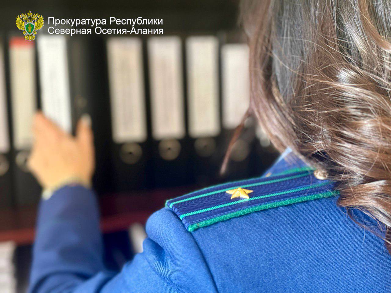 Прокуратурой Республики Северная Осетия – Алания проведена проверка исполнения требований законодательства в сфере противодействия коррупции. Установлено, что бывший главный специалист-эксперт налогового органа, являясь лицом, на которое распространялись обязанности, ограничения и запреты, предусмотренные действующим законодательством, была принята на должность генерального директора общества сограниченной ответственностью. Однако, вопреки обязательных в силу закона требований, сведения о заключении трудового договора в установленный 10-дневный срок по прежнему месту службы направлены не были. В этой связи прокуратурой республики в отношении генерального директора возбуждено дело об административном правонарушении по ст. 19.29 КоАП РФ. По результатам рассмотрения акта прокурорского реагирования виновное лицо привлечено к административной ответственности в виде штрафа. Решением Общества полномочия генерального директора прекращены, трудовой договор с ним расторгнут.