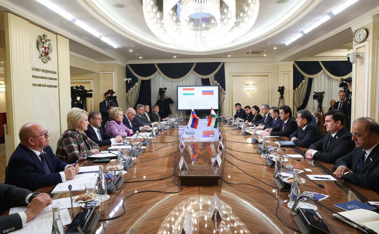 Перспективы межпарламентского взаимодействия России и Таджикистана Состоялась встреча Председателя Совета Федерации России Валентины Матвиенко и Председателя Маджлиси милли Маджлиси Оли Таджикистана Рустами Эмомали. Делегация Маджлиси милли находится в Москве с официальным визитом по приглашению главы СФ. Стороны обсудили законодательное обеспечение двусторонних отношений и механизмы сотрудничества, уделив особое внимание образовательным связям и важности русского языка в системе образования Таджикистана. Также состоялся обмен мнениями по вопросам трудовой миграции. Валентина Матвиенко отметила актуальность взаимодействия на международных площадках, таких как Межпарламентская Ассамблея СНГ, и подчеркнула, что председательство Таджикистана в СНГ открывает новые возможности для укрепления связей. Она также поблагодарила за инициативу провести выездные мероприятия осенней сессии МПА СНГ в Таджикистане. Рустами Эмомали акцентировал внимание на значении 80-летия Победы как основы для дальнейшего развития стратегического партнерства. Он отметил, что Таджикистан активно развивает многоплановое сотрудничество с Россией, включая политическую, торгово-экономическую, научно-техническую и гуманитарную сферы.