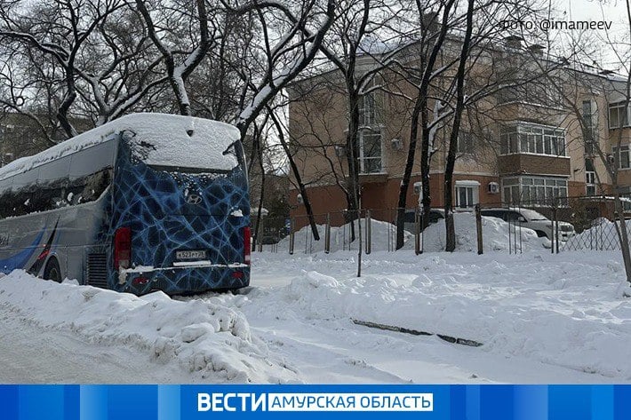 В Благовещенске начнут эвакуировать машины, мешающие уборке снега. Оплачивать эвакуатор горожанам не придется, однако машины они будут забирать самостоятельно.  Проезжать по маршруту предстоящей уборки и предупреждать владельцев будет ГИБДД. Они же принимают решение о перемещении транспорта на ближайшую свободную стоянку, либо на спецплощадку. План уборок ежедневно размещают в тг-канале администрации. Тем, кто не нашел свой автомобиль, следует позвонить в дежурную часть ГИБДД по номеру 42-52-62.