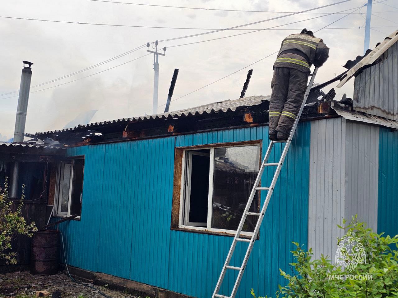 Семь пожаров потушили за сутки в Хакасии Утром в Аскизе загорелась веранда жилого дома. Хозяин справился с огнем подручными средствами. К пожару привело короткое замыкание проводки. Днем в селе Усть-Есь огонь охватил надворные постройки. Первыми к месту вызова прибыли добровольные пожарные из села Полтаков. Развитию огня способствовало позднее обнаружение загорания. К пожару привело неосторожное обращение с огнем. Во второй половине дня снова в Аскизе из-за дымовой трубы загорелась пристройка к жилому дому. Позже в Усть-Абакане замыкание проводки привело к загоранию крыши дома. Вечером в Бирикчуле из-за недосмотра за печью загорелась баня. Два раза в течение суток пожарные выезжали на тушение мусора. Вести. Хакасия Подписаться