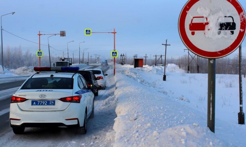 Норильские автоинспекторы патрулируют загородные дороги  Дополнительные патрули сотрудников Госавтоинспекции совместно с участковыми уполномоченными провели совместный рейд на автодороге Норильск — Талнах. Особое внимание полицейских было направлено на пресечение таких нарушений, как выезд на полосу встречного движения, неприменение ремней безопасности и перевозка несовершеннолетних без детского кресла.  Подробнее читайте на нашем сайте.   #зпнорильск #заполярнаяправда #газетанорильск #норильск #талнах #кайеркан #оганер #новостинорильска   ВКонтакте     Telegram