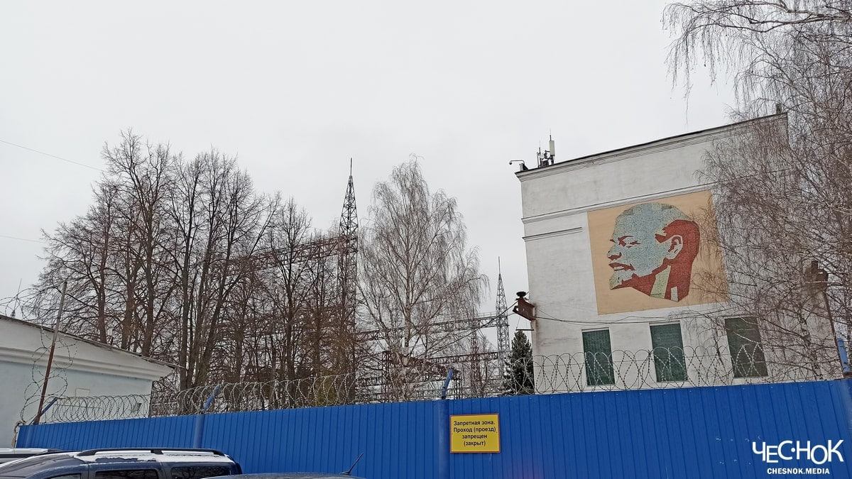 Объекты владимирской энергетики защитят от террористов Две недели назад на подлете к Владимиру упал беспилотник Ночью 17 октября жители Юрьевца и Энергетика слышали похожий на взрыв громкий звук и видели зарево от вспышки Куда летел украинский дрон неизвестно но вполне возможно что целью были объекты энергетики Сегодня губернатор Александр Авдеев на заседании антитеррористической комиссии поднял вопрос безопасности топливно энергетического комплекса региона Актуальность проблемы объяснили актами незаконного вмешательства в деятельность критически важных объектов Глава региона заметил что власти выработали меры по повышению защищенности объектов ТЭК от террористов с учетом используемой противником тактики Владельцам и руководителям энергообъектов наказали дополнительно оснастить их средствами защиты Подписаться