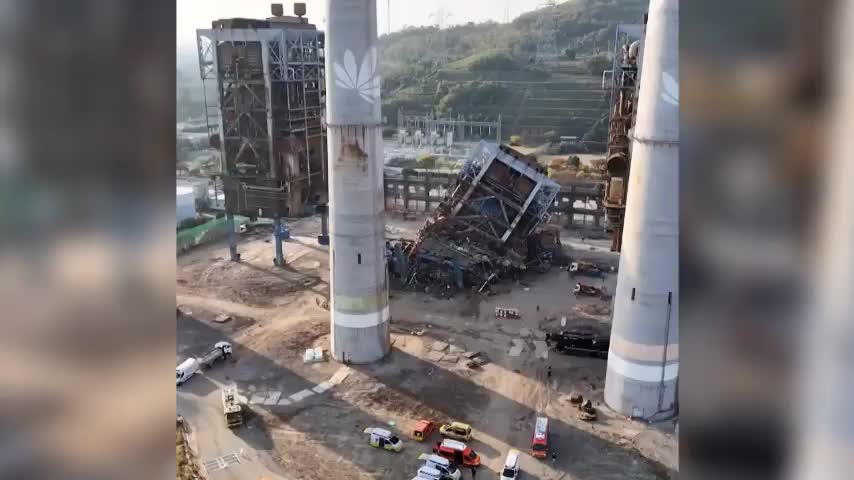 Обрушение котельной башни в Ульсане: семь рабочих под завалами