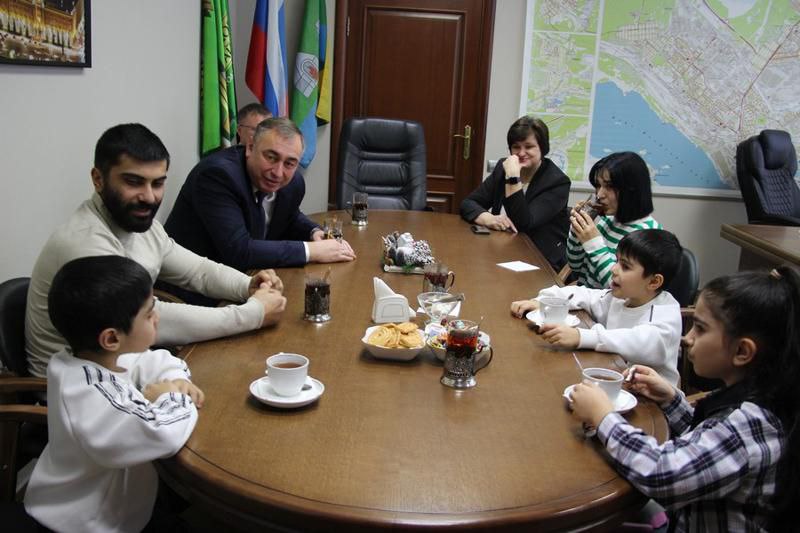 Скандал с подарками от префекта детям возник в Железнодорожном районе Екатеринбурга Виталий Першин префект на ежегодной благотворительной акции Елка желаний снял с дерева просьбу о подарке от детей из семьи уроженцев Азербайджана 7 летний Али его 8 летний брат Вагиф и их старшая сестра попросили самокат сладкий подарок и набор для рукоделия 30 декабря в соцсетях появился пост об этом Реакция общественности в комментариях была настолько ужасной что отец семейства отказался от подарков Приближенный к мэрии канал Екатеринбург Главное написал свой пост об этой ситуации указав на травлю Семья азербайджанцев 20 с лишним лет российские граждане Кажется такое происходит впервые Но все ли мы увидели Что еще можно увидеть Предложения сортировать кандидатов для Елки желаний по национальности были По вероисповеданию были Надо дожидаться Вопросы конечно риторические но чисто по человечески никто не озверел сказано в посте ЕАН в MAX ЕАН в VK