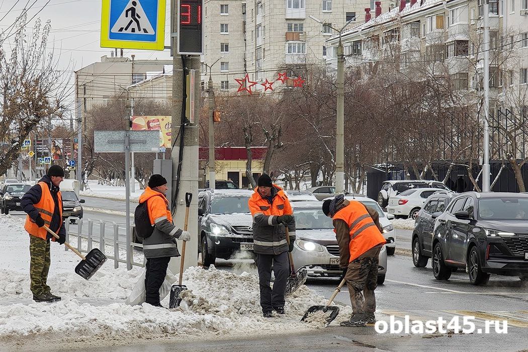 Почти 2 тысячи тонн снега вывезли с шадринских улиц за ночь   В ночь с 5 на 6 января в Шадринске Курганской области с улиц вывезли 1,8 тысяч тонн снега. Для уборки задействовали 35 единиц техники.    Подробности по ссылке