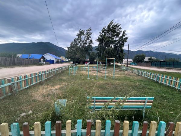 Экс главу села Баргузин осудили Она признана виновной в превышении должностных полномочий и служебном подлоге Дело касается строительства в селе спортивных площадок подрядчиком стал родственник главы сельского поселения Качество выполненных работ не соответствовало нормам безопасности и стандартам качества Однако глава села несмотря на это подписала акты приёмки работ из за чего подрядчик получил оплату полностью в том числе за невыполненные работы Суд назначил женщине штраф в размере 150 тысяч рублей