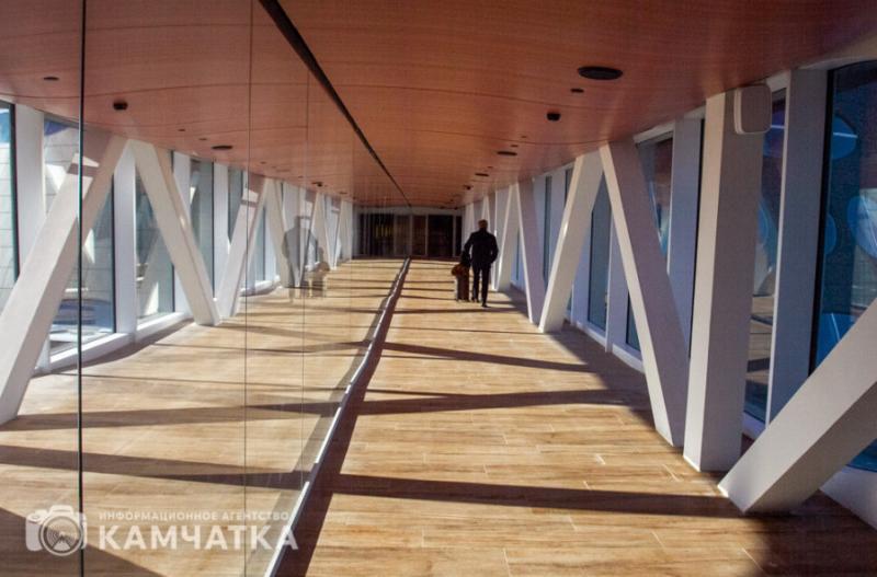 Эксперты из Москвы проверили новый терминал камчатского аэропорта после землетрясения На Камчатке работают федеральные специалисты из Минтранса РФ и Росавиации, сообщает «Камчатка Сегодня». Они проверяют состояние нового терминала аэропорта после землетрясения 30 июля. Губернатор Владимир Солодов ознакомился с работой экспертов. Он подчеркнул, что проконтролирует учёт всех рекомендаций специалистов по доработке. «Заслушал доклад коллег о ходе работы федеральных экспертов в новом терминале аэропорта. В настоящее время работает комиссия Минтранса России и Росавиации, включающая технических специалистов, инженеров и строителей, которые тщательно изучают все элементы конструкции здания — как конструктивные, так и декоративные. Коллеги представят свой доклад, который ляжет в основу доработок. Хочу поблагодарить Ирину Анатольевну Яровую за активное содействие и организацию работы», — сказал Владимир Солодов. Дефекты в конструкции здания не обнаружены, однако есть замечания по потолочным панелям. Эксперты также обозначили безопасные зоны для пассажиров на случай землетрясения. Подписаться Прислать Чат