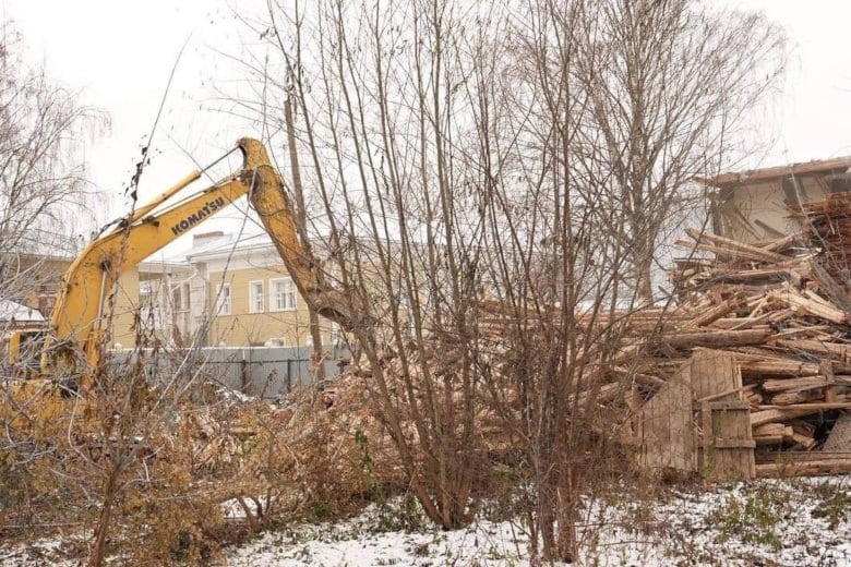 В Вологде сносят аварийные дома без бюджетных затрат  Власти областной столицы применяют простой и эффективный механизм: старый дом продают на стройматериалы, земельный участок оставляют у муниципалитета.  Еще один ветхий многоквартирный дом исчезнет до 6 декабря. Освободится 9 соток земли в центре Вологды на Лермонтова, 27а. На очереди - два дома по Ново-Архангельскому шоссе.   Сейчас в Вологде более 20 аварийных домов под снос и реставрацию, часть из них будут убирать путем продажи на стройматериалы. Еще 291 дом формируют аварийный фонд города. Это дома, которые нужно расселять.