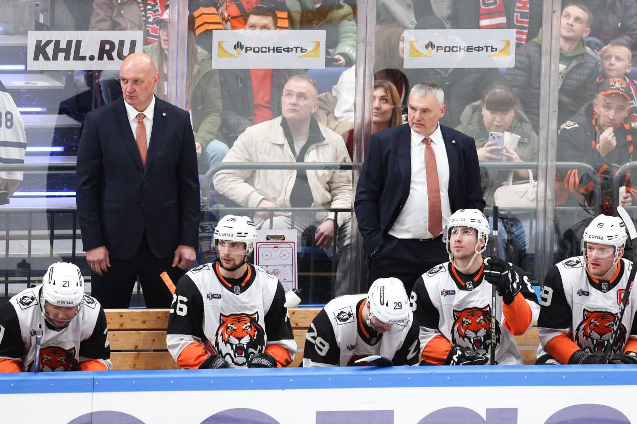 В Амуре Александра Гальченюка сменит Александр Андриевский В Амуре была произведена вынужденная замена в тренерском штабе В ближайших матчах вместо Александра Гальченюка команду будет возглавлять исполняющий обязанности главного тренера Александр Андриевский работающий помощником тренера в клубе В связи с острой вирусной инфекцией диагностированной у главного тренера команды Александра Николаевича Гальченюка исполнять обязанности главного тренера в ближайших играх будет Александр Леонидович Андриевский Желаем Александру Николаевичу скорейшего выздоровления говорится в сообщении на официальном сайте хабаровского клуба Читать полностью