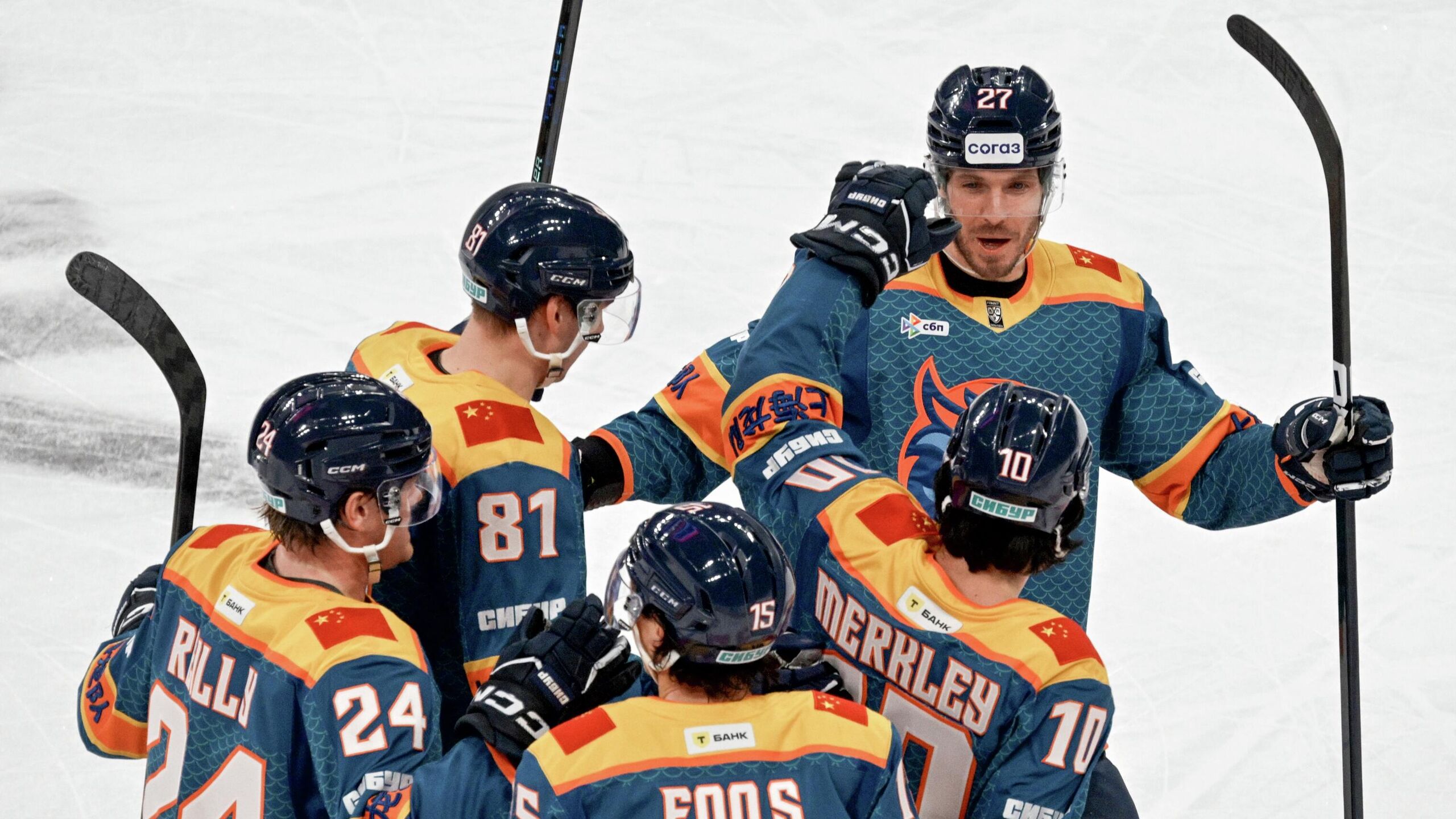 Два вынесенных матча регулярного чемпионата Континентальной хоккейной лиги КХЛ пройдут в Китае в марте с участием Шанхайских драконов сообщается на сайте турнира Шанхайские драконы в Шанхае на льду Oriental Sports Center 5 марта сыграют против новосибирской Сибири 7 марта против астанинского Барыса Арена рассчитанная на 18 тысяч зрителей ранее принимала чемпионаты мира по фигурному катанию и шорт треку Ранее матчи в рамках проекта KHL World Games принимали швейцарский Давос Таллин 2020 Дубай 2021 и Ташкент 2024 Шанхайские драконы с 2016 по 2020 год когда команда называлась Куньлунь Ред Стар проводила домашние матчи в Пекине Шанхае и Шэньчжэне Шанхайские драконы с 47 очками занимают девятое место в таблице Западной конференции КХЛ Команда принимает соперников на 21 тысячной СКА Арене в Санкт Петербурге