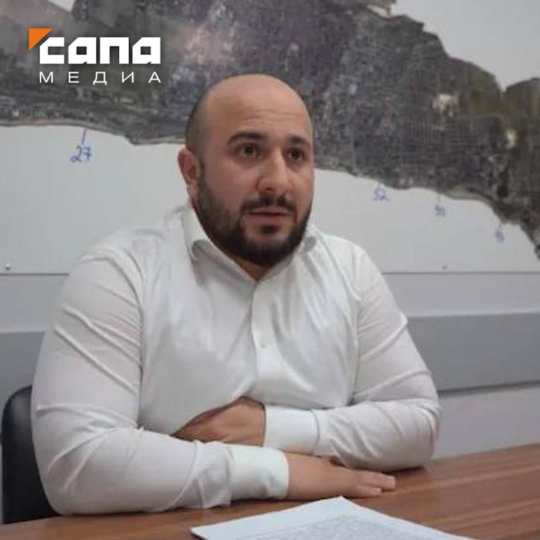 В Дербенте возбудили дело на чиновника из за махинаций с землей Следственный комитет возбудил уголовное дело в отношении начальника управления земельных отношений администрации Дербента Алиаскер Джавадов подозревается в превышении должностных полномочий при распоряжении муниципальными землями По версии следствия в 2023 2024 годах чиновник вступил в сговор с другими лицами и незаконно изменял границы участков в пользу третьих лиц Его действия нанесли ущерб городскому бюджету и нарушили права граждан Сегодня в администрации Дербента силовики провели обыски и изъяли документы Расследование уголовного дела продолжается Подписывайся на Сапа Кавказ