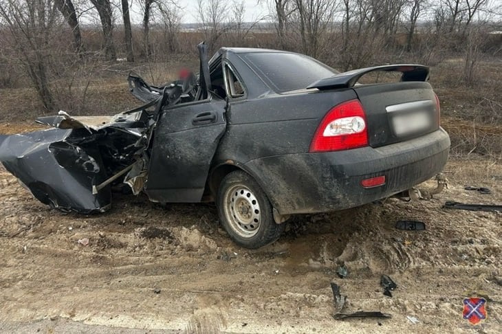 Сегодня, 12 февраля, в Городищенском районе Волгоградской области выясняют обстоятельства дорожно-транспортного происшествия с участием автомобилей «Лада Приора» и КАМАЗ. Как сообщили V102.RU в региональном главке МВД, в результате аварии водитель легковушки скончался до приезда скорой.   По предварительной информации, столкновение случилось на 54-м километре автодороги «Качалино – Вертячий – Гумрак». После сильного удара передняя часть автомобиля оказалась полностью смята, а сам автомобиль вылетел на обочину.    На месте аварии работают экипажи Госавтоинспекции и следственно-оперативная группа.