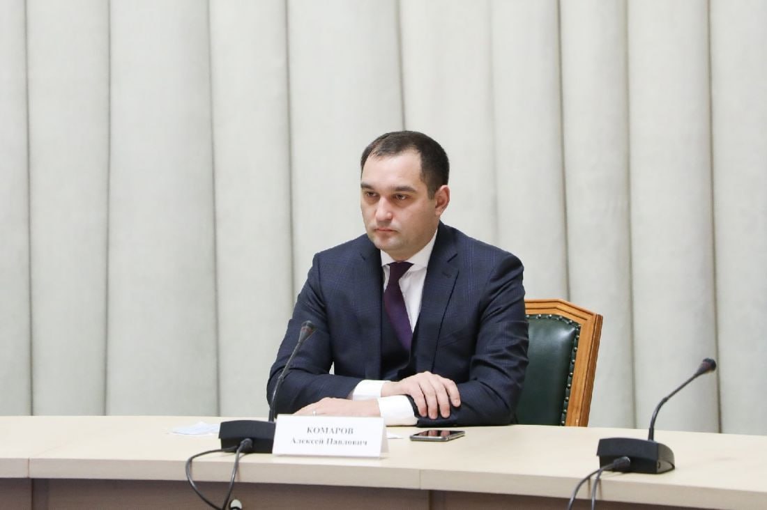 Задержан экс-министр образования Пензенской области Алексей Комаров Его подозревают в превышении должностных полномочий. По информации федерального телеграм-канале Mash., дело связано с лоббированием интересов бизнеса на посту министра. Предварительно, речь идет о 16 миллионах рублей. Комарова задержали сотрудники УФСБ России по Пензенской области. Его последняя должность — советник губернатора региона.