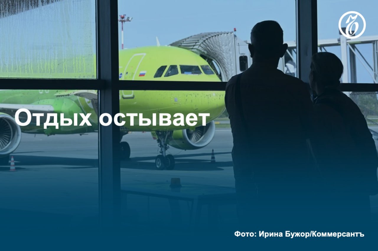 Опрошенные «Ъ» авиакомпании и агрегаторы зафиксировали стабилизацию цен на авиабилеты по популярным направлениям летнего отдыха и даже некоторое снижение по сравнению с прошлым высоким сезоном. Заметнее всего подешевели билеты в Сочи — на 11%, до 12,3 тыс. руб. в одну сторону, и в Санкт-Петербург — на 5%, до 5,5 тыс. На международных воздушных линиях МВЛ подешевели билеты в Армению, Белоруссию и Казахстан — на 8%, 6% и 3% соответственно. Ситуация объясняется усилением конкуренции с иностранными перевозчиками, укреплением рубля и ростом числа рейсов на фоне стагнации спроса. Топ направлений остался традиционным, но москвичи в этом году стали чаще выбирать отпуск за рубежом, а жители регионов — отдыхать в Москве. #Ъузнал