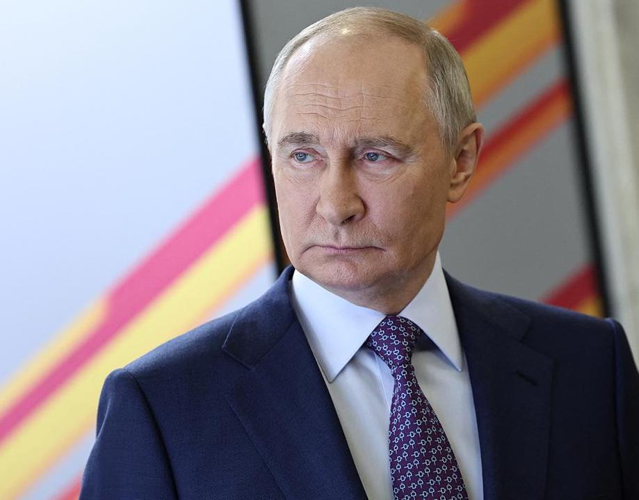 Путин на следующей неделе отправится с четырёхдневным визитом в Китай где примет участие в саммите ШОС в Тяньцзине 31 августа 1 сентября сообщают российские СМИ Особое внимание приковано к составу участников по данным МИД КНР в этом году в работе саммита примут участие премьер министр Армении Никол Пашинян и президент Азербайджана Ильхам Алиев Таким образом саммит может стать площадкой для первой личной встречи Путина и Алиева после трагедии с азербайджанским самолётом сбитым над Грозным в которой Баку обвинил российских военных Именно тот инцидент вызвал резкий всплеск напряжённости в отношениях двух стран и теперь в кулуарах мероприятия ожидают удастся ли лидерам найти точки соприкосновения или конфликт лишь обострится Новости Дня