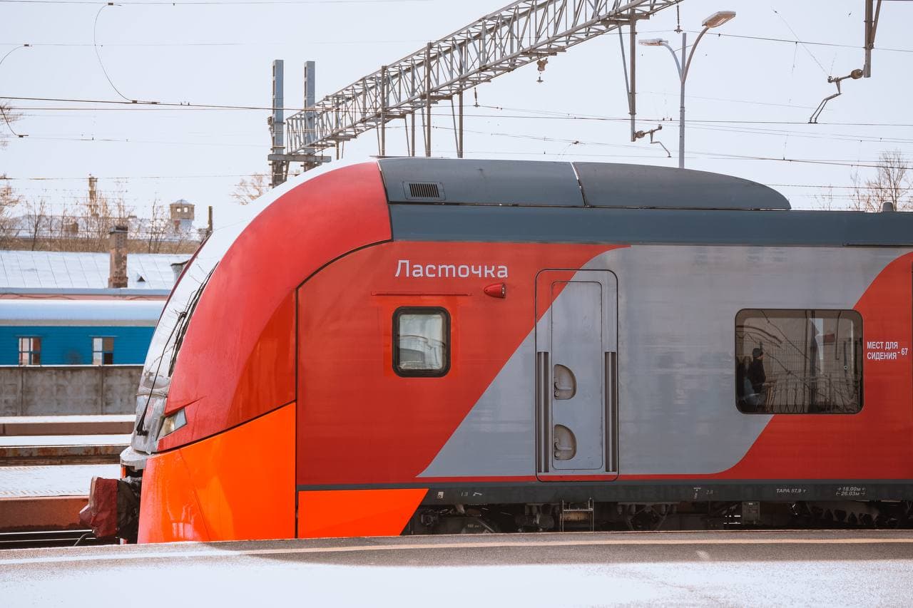 Между Петербургом и Москвой к выходным пустили дополнительные поезда. Решение принято в связи с высоким спросом на билеты. Так, поезд №250 отправился из Москвы в Петербург сегодня утром. Состав №237 пойдет из Петербурга в Москву 27 июля в 16:30. Также будут курсировать двухэтажные составы: №154 отправится из Москвы в ночь на 26 июля — в 1:25, а №257 выйдет из Петербурга в Москву 28 июля в 1:57. ФПК продолжает отслеживать загрузку направлений и при наличии технической возможности готова увеличивать количество вагонов или назначать дополнительные рейсы. Фото: Дарья Каменская/Город+
