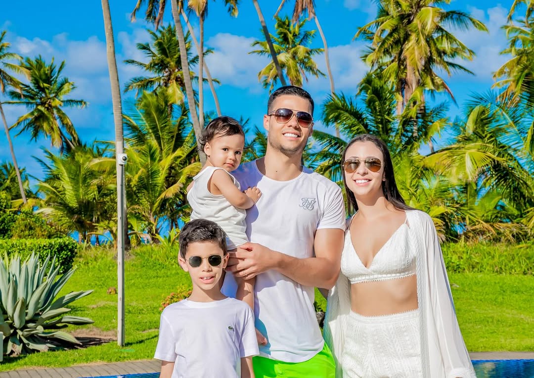 Появились подробности смерти 32 летнего игрока Норильского никеля Фелипе Алекса По неофициальным данным уже после матча при посадке в самолет на Москву футболисту Норильского никеля Фелипе Алексу стало плохо Он упал и ударился головой об плитку на полу Прибывшие на помощь медики скорой делали все возможное проводили реанимационные мероприятия использовали дефибриллятор Около 19 20 Фелипе скончался сообщают очевидцы После происшествия несколько пассажиров отказались от полета пишет БНК Фелипе Алекс родился 23 апреля 1993 года До переезда в Россию он играл за лиссабонский Спортинг с которым в 2019 году выигрывал Лигу чемпионов Сообщается что у него остались жена и двое маленьких детей