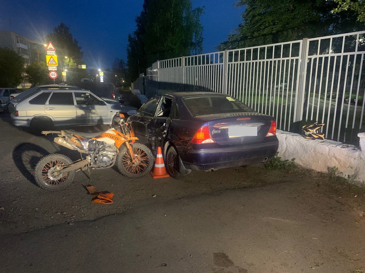 В Кирове 19-летний водитель мотоцикла врезался в припаркованную машину. По предварительным данным, молодой человек был пьян. Авария произошла поздно вечером 23 июня в Нововятском районе города. Мотоциклист наехал на стоящий автомобиль «Форд Фокус». В результате происшествия сам водитель мотоцикла получил травмы.