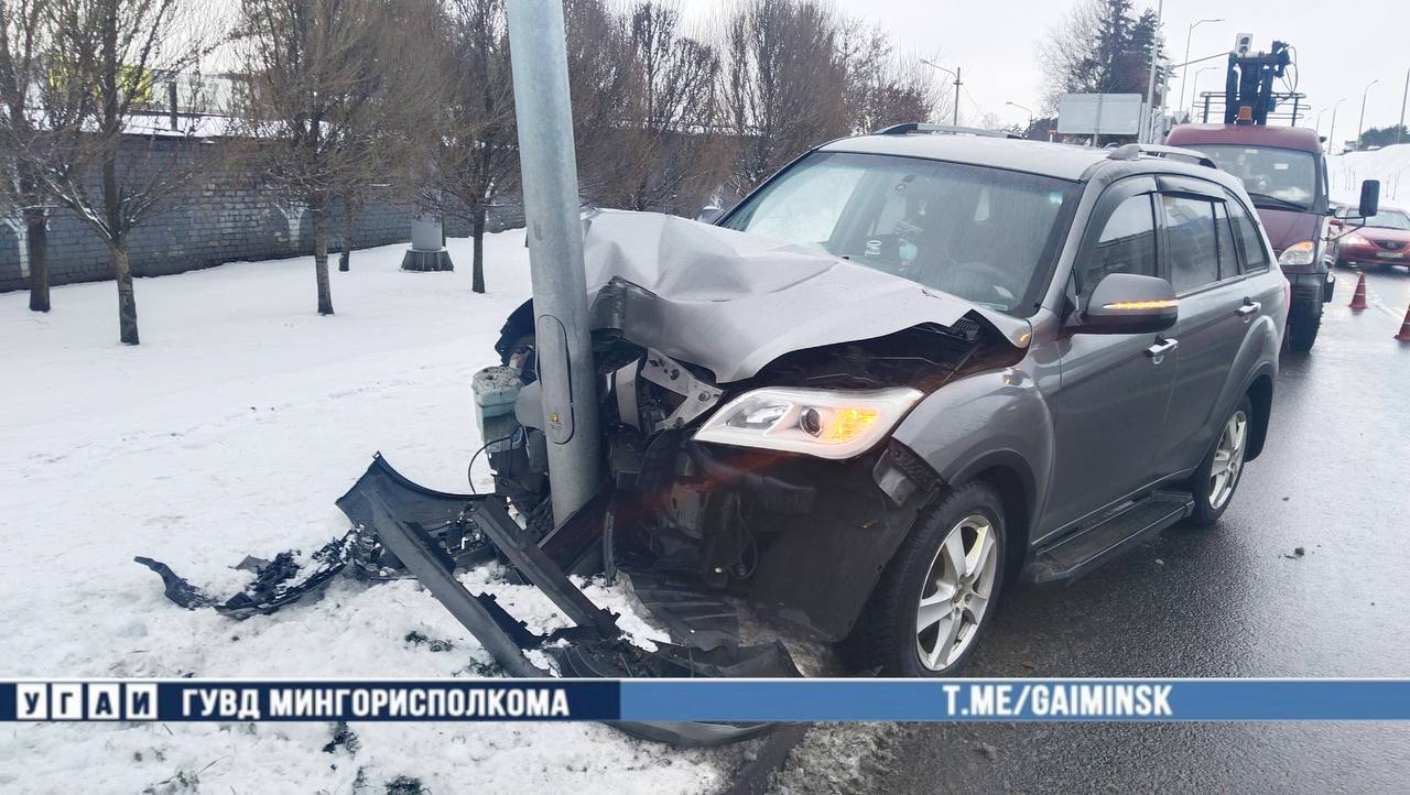 Водитель врезался в фонарный столб на МКАД Сегодня днем 55 летний водитель автомобиля Lifan в местном проезде выехал за пределы дороги и столкнулся с фонарным столбом Причины происшествия устанавливаются Никто не пострадал но автомобиль получил повреждения Видео ГАИ Минск Новости MINSKNEWS BY Telegram Viber FB VK Inst TikTok YouTube