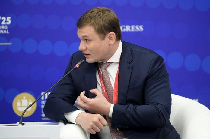 Глава Хакасии заблокировал законопроект об отмене сельсоветов  Валентин Коновалов наложил вето на принятый Верховным Советом республики законопроект о муниципальной реформе, который предполагает упразднение сельских и поселковых советов.  По словам главы Хакасии, закон приняли без реального обсуждения с жителями, нарушили порядок публичных слушаний и не учли последствия для местных бюджетов и жизни в сёлах.  «Депутаты поторопились. Это решение непродуманное и не отражает мнение большинства сельских жителей», — говорится в заявлении.  Верховный Совет принял закон 19 июня. Альтернативный проект, предложенный Коноваловым и поддержанный главами сельсоветов, депутаты отклонили.  Подписаться   Помочь RusNews