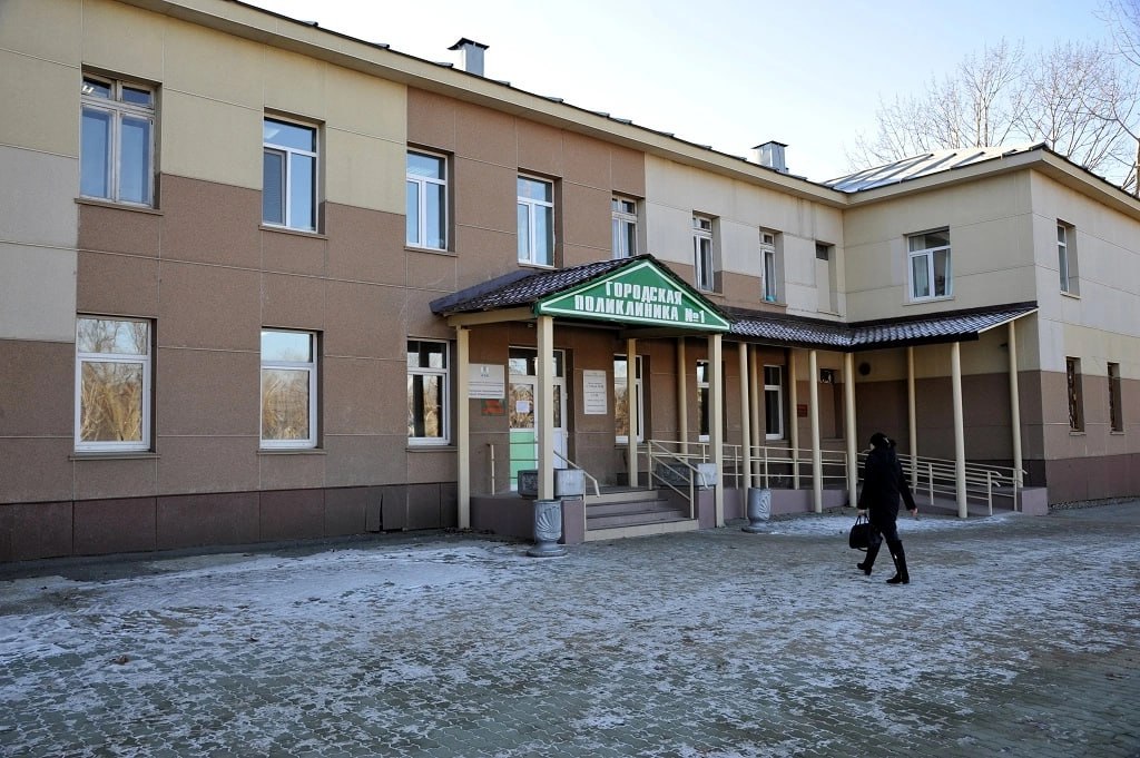 В этот день 15 декабря в 1945 году была открыта южно сахалинская городская поликлиника 1 Поликлиника 1 стала первой русской поликлиникой на Южном Сахалине Она располагалась по улице Московской ныне Библиотечный переулок С октября 1946 года она стала работать как многопрофильное лечебно профилактическое заведение Первыми ее работниками были восемь врачей включая специалиста скорой помощи Вызовы на дом тогда обслуживались гужевым транспортом и в штатном расписании была предусмотрена ставка конюха В марте апреле 1967 года поликлиника была переведена в новое здание по Коммунистическому проспекту где и находится в настоящее время Подробнее в материале SakhalinMedia Прислать новость