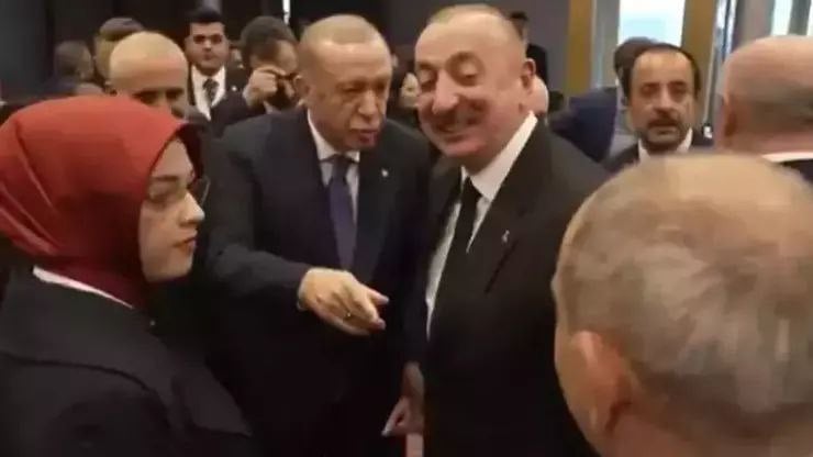 Эрдоган снова выгулял Алиева На шестом саммите Европейского политического сообщества в Тиране вновь повторился ставший уже традиционным ритуал: Эрдоган бодро появился в кадре со своим любимым карманным другом. Один кивок, и вот уже Ильхам радостно послушно трусит следом, готовый наброситься на любого, кого укажет старший брат из Анкары. На этот раз в объектив попал и Никол Пашинян. Вряд ли, конечно, он просто так приехал поболтать с тандемом Турция–Азербайджан. Скорее всего, он пытается продать им еще кусочек Армении. Может, кто-то добрый уже подарит и Баку, и Еревану по глобусу? Чтобы осознали, что они не Европа, не Евросоюз и даже не пригороды Брюсселя, а Кавказ. Стамбульский волк – Про Турцию простыми словами