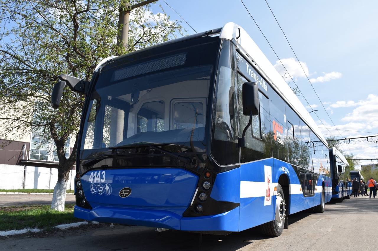 В Алтайский край поступит более 20 единиц общественного электротранспорта В рамках реализации региональной программы «Развитие транспортной системы Алтайского края» продолжается обновление парка общественного транспорта. В июле текущего года состоялись конкурсные процедуры на поставку 12 трамваев и 9 троллейбусов. Средства выделены из регионального бюджета. Победителем электронного аукциона на поставку трамваев стала компания ООО «Карьерные машины» г.Красноярск , планирующая поставить технику производства белорусского предприятия «Белкоммунмаш». Новые трамваи отвечают всем современным требованиям и оснащены низкими полами, системами кондиционирования воздуха, оборудованием для перевозки маломобильных граждан, системой информирования пассажиров и разъемами для зарядки мобильных устройств. Доставка трамваев будет происходить в два этапа: в 2025-2026 годах. Стоимость 12 вагонов составит 742 млн рублей. Контракт на поставку 9 троллейбусов выиграла компания ООО «Торговый дом Транс-Альфа» г.Вологда . Их стоимость – более 219 млн рублей. Электротранспорт также оснащен всеми необходимыми функциями для комфортного проезда пассажиров. Прибыть в Барнаул троллейбусы должны до 1 декабря 2025 года. Особое внимание уделено условиям гарантийного обслуживания техники. Компании-поставщики обязаны обеспечить доступный склад запасных частей и устранять любые выявленные гарантийные неисправности в течение 10 суток. «Получение новой партии экологически чистого и комфортного транспорта — серьезный шаг к решению задач по модернизации транспортной инфраструктуры региона. Это безусловно создаст более комфортные условия для пассажиров, в том числе для маломобильных граждан», – подчеркнул министр транспорта Алтайского края Андрей Подолян. Всего с 2021 по 2024 год за счет средств краевого бюджета приобретено и передано в муниципалитеты 280 автобусов, 10 трамваев, 12 троллейбусов на общую сумму более 2,3 млн рублей.