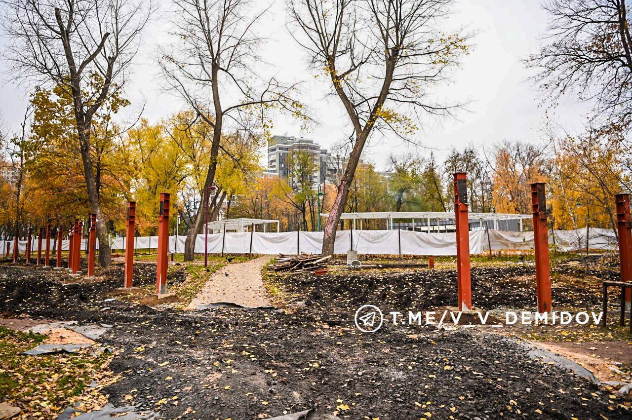 К концу года у фонтана «Кувшинка» в Центральном парке планируется открыть пешеходный мост.   Он готов на 45%. Мост возводят в разных уровнях, его максимальная высота 3 метра, а общая протяженность — 130 метров.  Строители уже установили 42 опоры и монтируют металлические конструкции. Затем они приступят к устройству настила и установке ограждения из двухслойного закаленного стекла. Также мост будет подсвечен    Прислать новость:      Подпишись на «Белгород №1»