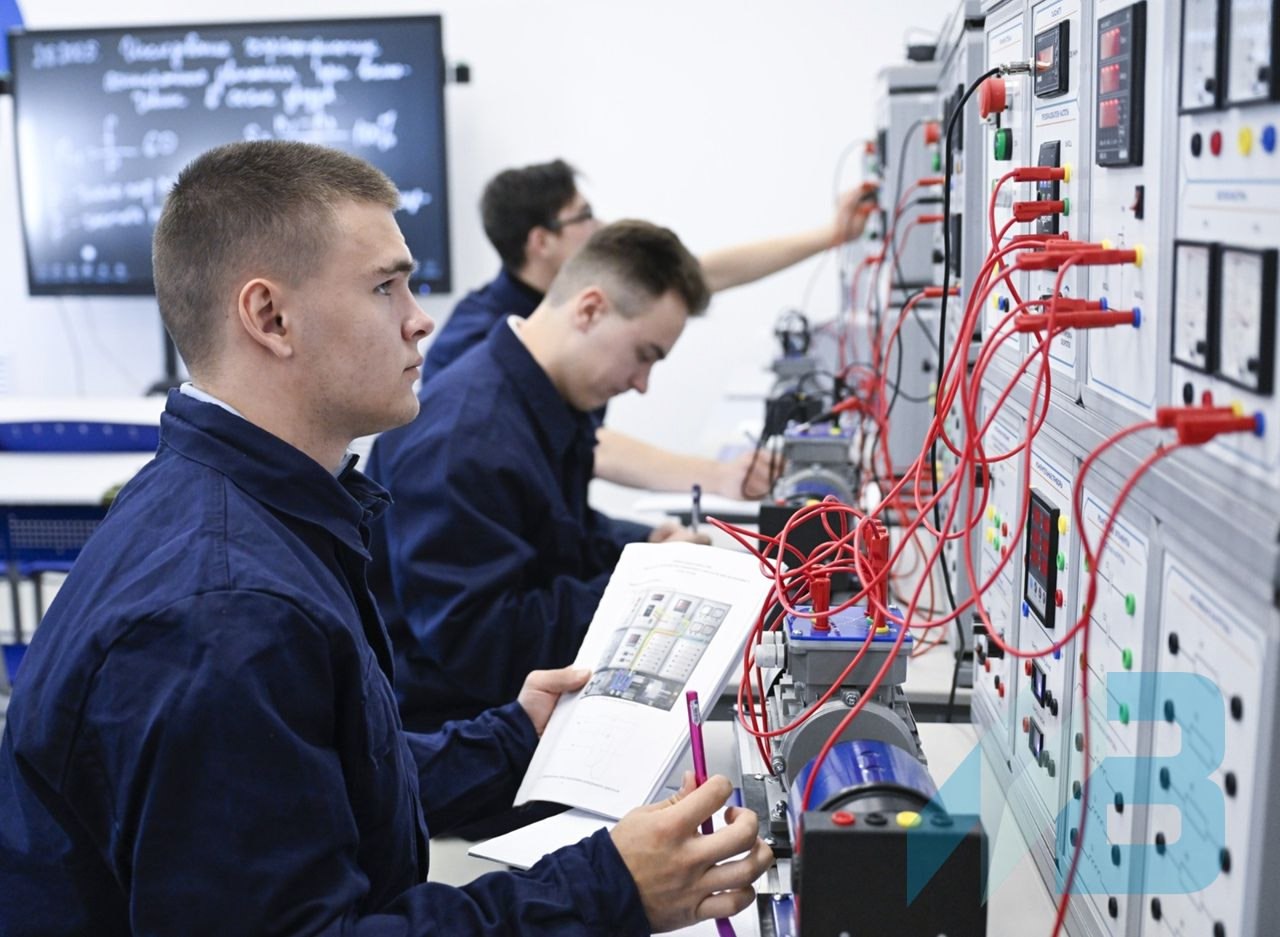 Мурманский Вестник новости  Конкурс в мурманские колледжи достигал 12 человек на место Итоги приемной кампании в учреждения системы среднего профессионального образования власти обсудили на оперативном совещании В этом году сообщил губернатор Андрей Чибис наши ребята подали свыше четырнадцати тысяч заявлений Есть специальности где конкурс был 12 человек на место Кратно увеличилось количество тех кто желает после 9 класса пойти получать рабочую профессию В числе самых популярных программ обучения по словам главы региона сетевое системное администрирование сооружение и эксплуатация газонефтепроводов и газонефтехранилищ а также маркшейдерское дело Фото Лев подробнее на канале Мурманский Вестник новости