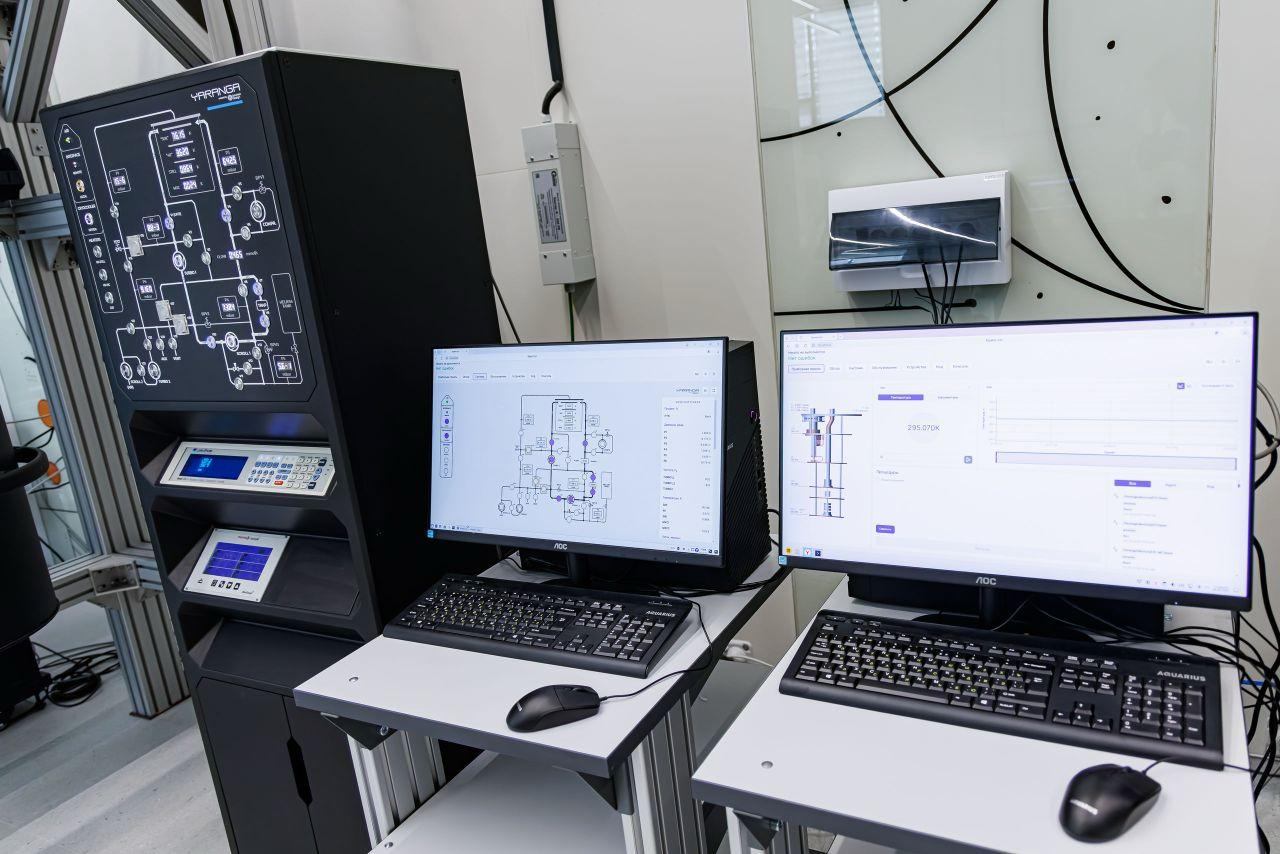В МГТУ имени Баумана открывают облачный доступ к двум квантовым процессорам Вычислительная машина способна осуществлять однокубитные и двухкубитные операции с очень высокой точностью составляющей порядка 99 89 и 99 1 Bauman Octillion единственная в России онлайн платформа с постоянным доступом к сверхпроводниковым квантовым сопроцессорам Доступны два сверхпроводниковых сопроцессора SnowDrop 4Q SnowDrop 8Q и их эмуляторы Облачная платформа квантовых вычислений позволяет пользователям запускать алгоритмы и экспериментировать на квантовых сопроцессорах SnowDrop 4Q и SnowDrop 8Q и их эмуляторах изучать образовательные материалы и модели демонстрирующие потенциальные возможности квантовых вычислений Фотограф Сергей Кушлевич НОЦ Функциональные Микро Наносистемы Подписаться niiet Поддержать канал