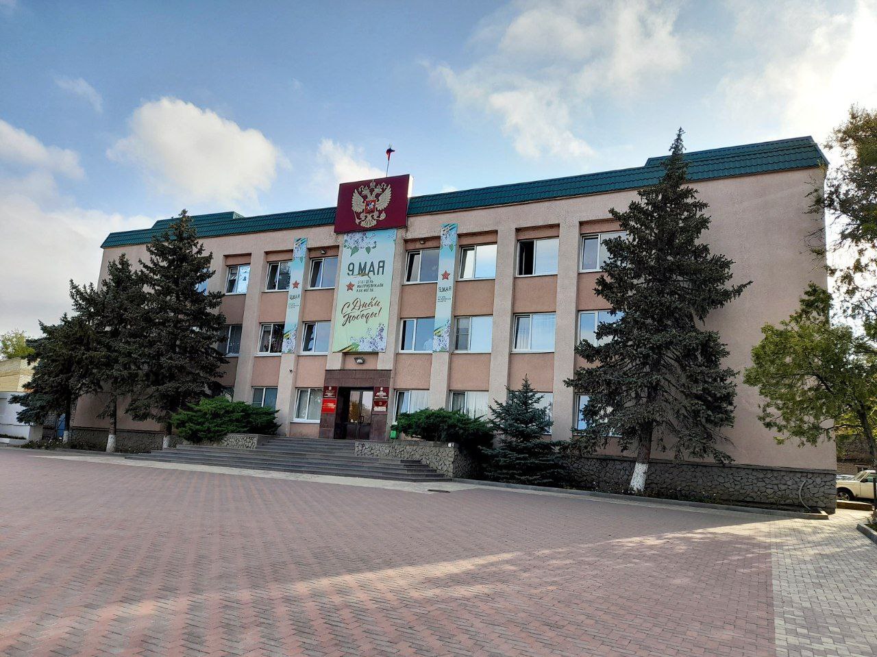 Рассмотрены актуальные вопросы Еженедельную планёрку провела глава округа Н.А. Бобрышева. Как было отмечено, жатва вышла на финишную прямую, её завершили большинство сельхозпредприятий, работа - в основном на полях фермерских хозяйств. В соответствии с графиком ведётся обустройство новой аллеи в Курсавке. Прозвучала информация о ремонте муниципальных дорог, подготовке к дальнейшему обновлению дорожного полотна на отдельных участках. Планово идёт подготовка учреждений образования к новому учебному году. В этом году капитально ремонтируются школы сёл Султан и Крымгиреевского, уже приступили к обновлению входной группы, сборке новой мебели, благоустройству дворов. Вместе с руководителями теротделов состоялось обсуждение волнующих жителей проблем, в том числе отмечались перебои водоснабжения, нарушение графиков вывоза мусора и другие. Глава округа поручила усилить работу по недопущению ландшафтных пожаров, необходимо и хозяевам домовладений заботиться об уборке сухой растительности со своих территорий.