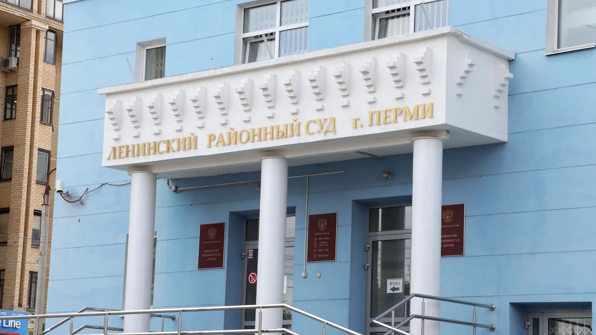 Cуд вынес приговор медсестре, передавшей данные о смерти пациентов Ленинский райсуд Перми назначил наказание медицинской сестре по приему вызовов Пермской станции скорой медицинской помощи. Как сообщает СУ СКР по Пермскому краю, она признана виновной в совершении преступления, предусмотренного ч. 2 ст. 137 УК РФ нарушение неприкосновенности частной жизни с использованием своего служебного положения . Как установили следствие и суд, в 2024 году медсестра незаконно передавала данные об об умерших и их близких родственниках ритуальному агентству. Это позволило похоронщикам в числе первых приезжать по адресу, где умер человек, а также оказывать давление на его близких родственников, предлагая заключить договор именно с их агентством. За незаконную передачу сведений медсестра получила вознаграждение в размере 96 тыс. руб. Приговором суда фигурантка признана виновной, ей назначено наказание в виде штрафа в размере 100 тыс. руб.