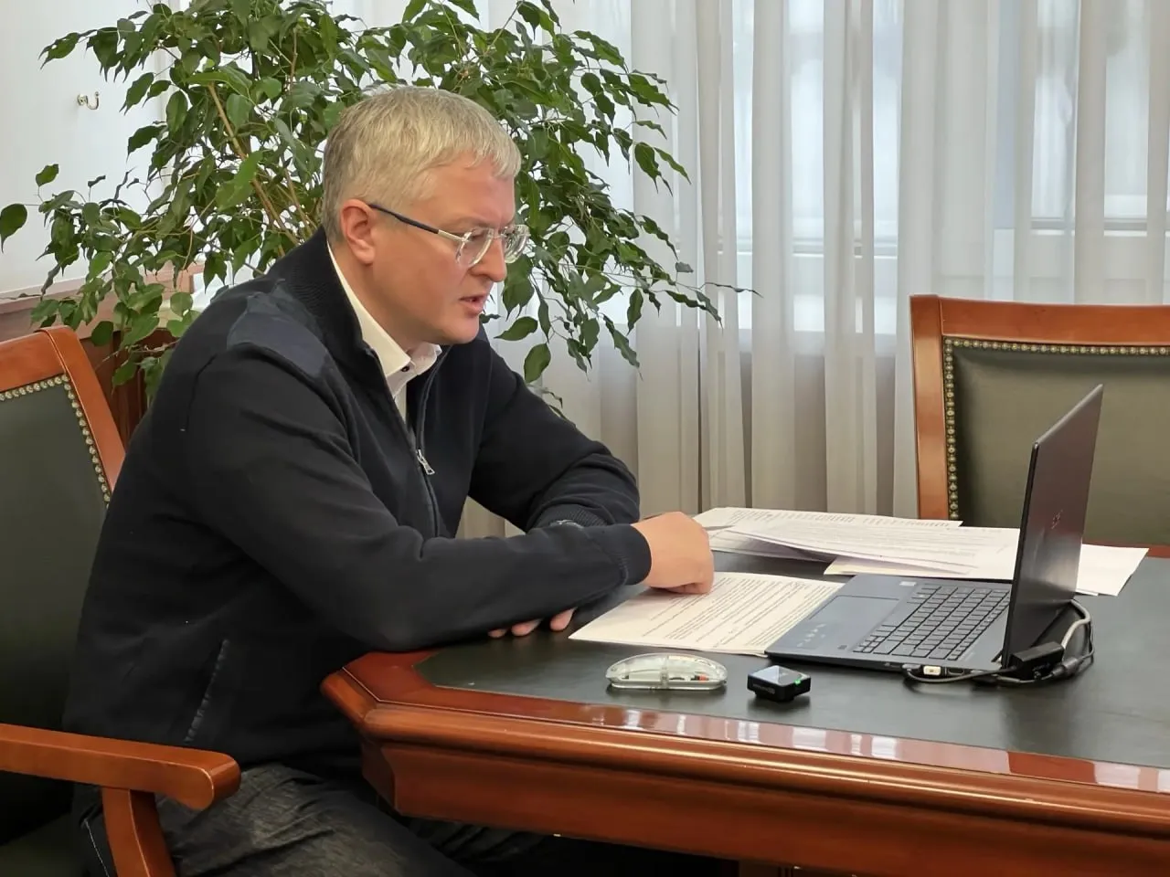 Камчатский край Владимир Солодов вышел на прямую связь с жителями через платформу национального мессенджера MАХ Онлайн встреча прошла 30 апреля в формате видеозвонка и собрала вопросы которые камчатцы присылали как заранее через специальный чат бот так и во время общения В центре внимания оказались наиболее острые и социально значимые темы планы ремонта дорожной инфраструктуры сроки и условия расселения граждан из жилых домов пострадавших в результате землетрясений а также развитие краевой системы здравоохранения Кроме того губернатор затронул ряд других актуальных вопросов волнующих камчатцев Эфиры в национальном мессенджере важный новый для нас формат хотя пока и непривычный Я уже говорил что открытое общение с жителями главное для меня поэтому помимо наших регулярных еженедельных встреч мы продолжим их проводить отметил Владимир Солодов   Ранее регулярные прямые эфиры главы региона традиционно проходили на площадке социальной сети ВКонтакте На сегодняшний день основная работа по коммуникации с населением переведена в национальный мессенджер MАХ Подписывайтесь на ЦУР Official в MAX