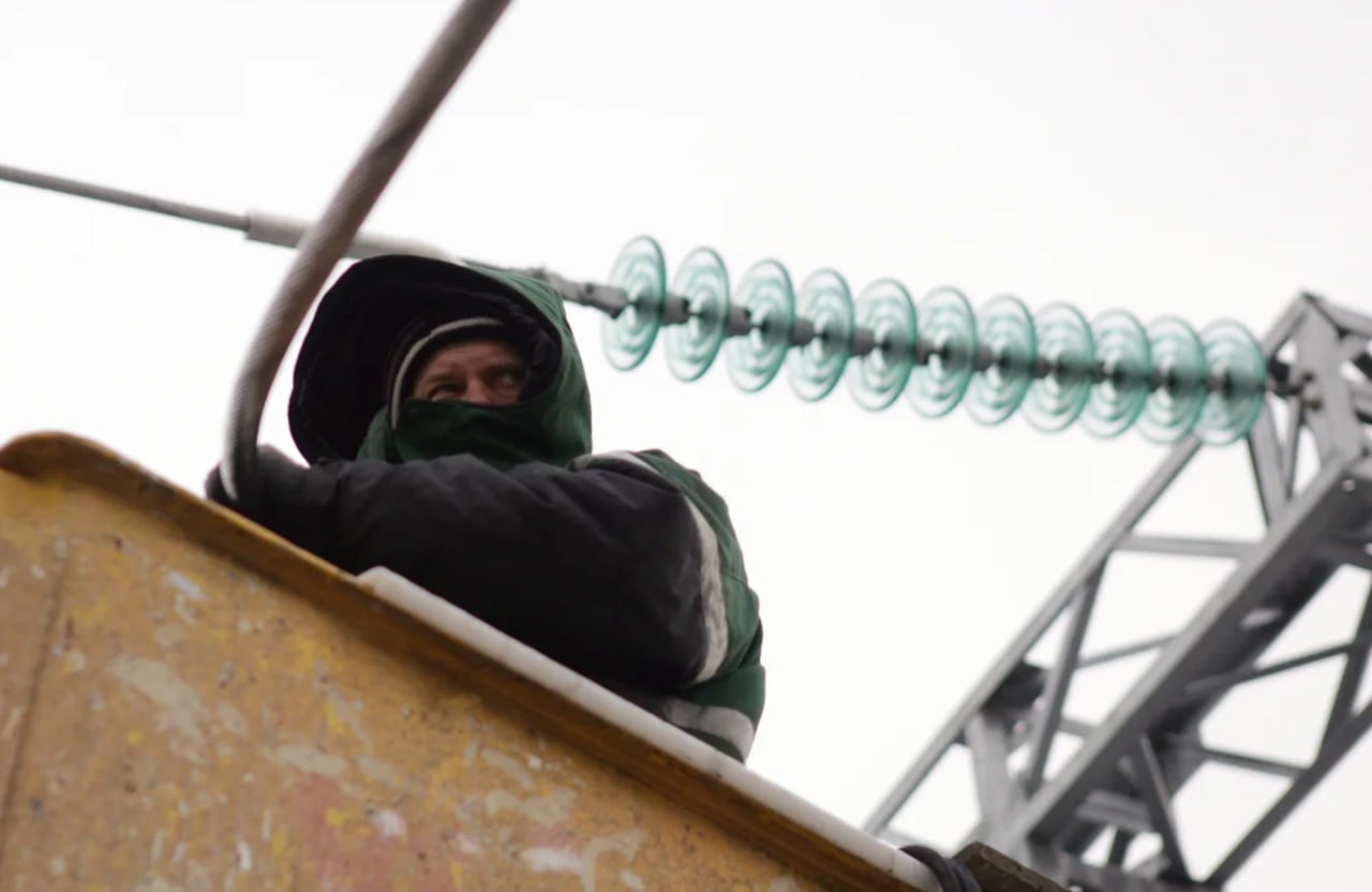 Россети и ОАО РЖД по решению суда наладят энергоснабжение на нефтеперекачивающей станции Транснефти для поставок нефти в Китай Впервые суд обязал устранить нарушения не только сетевую организацию но и потребителя который вносит искажения в сеть Шанс на оспаривание решения остается но все будет зависеть от оценки роли потребителя апелляцией Евгений Переверзев Коммерсантъ Ъузнал